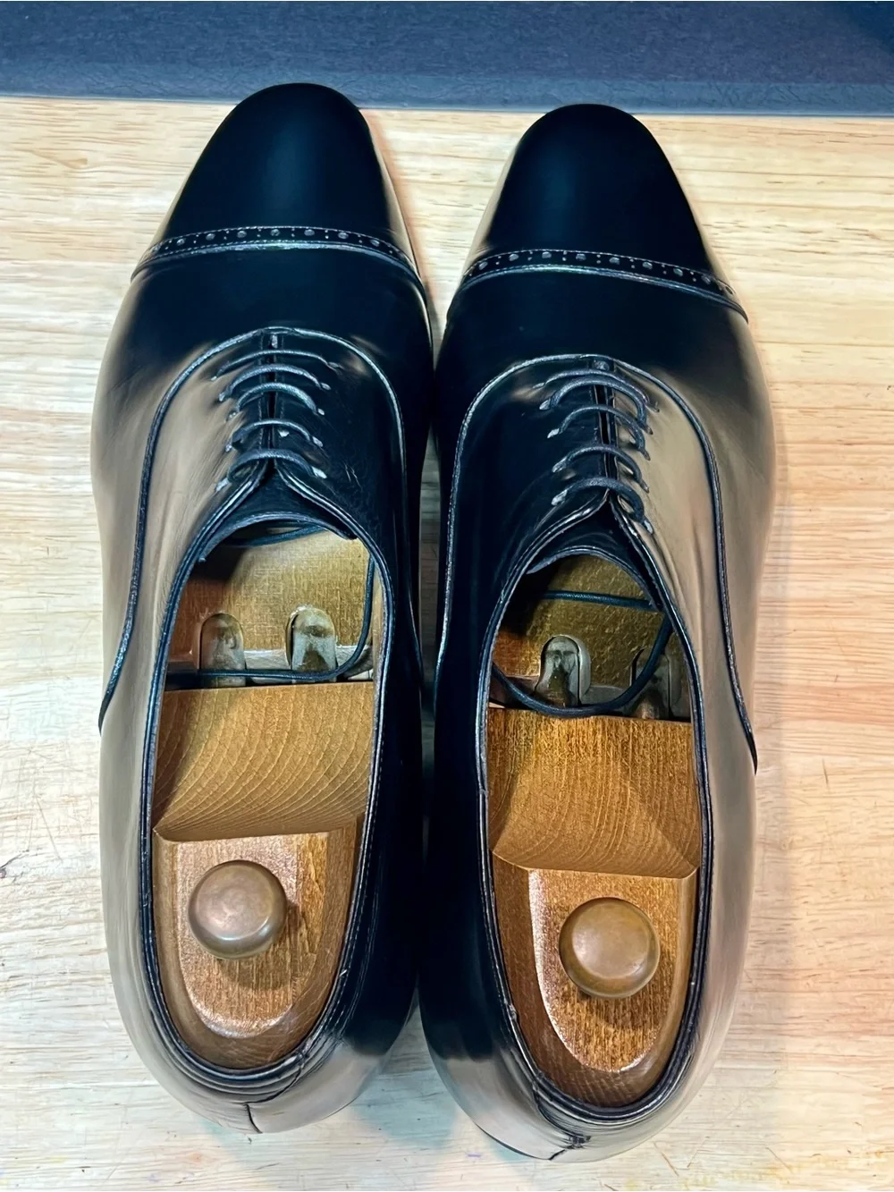 Aubercy Paris Men's Black Leather Punch Cap Toe Oxfords UK11.5/US12.5M w/ Trees